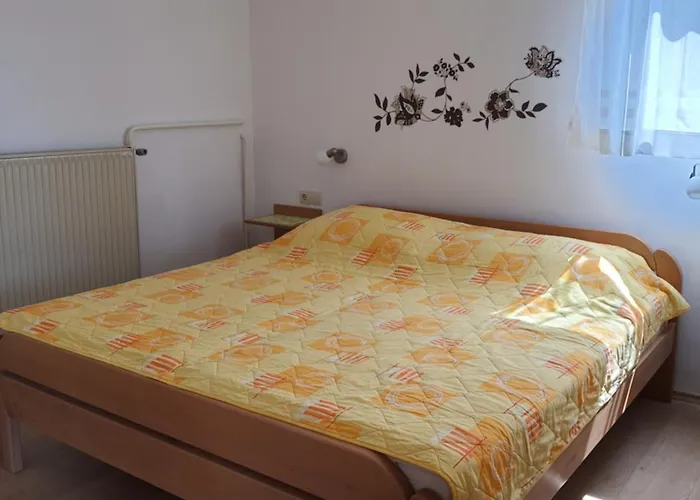 Vesna Avsec - *