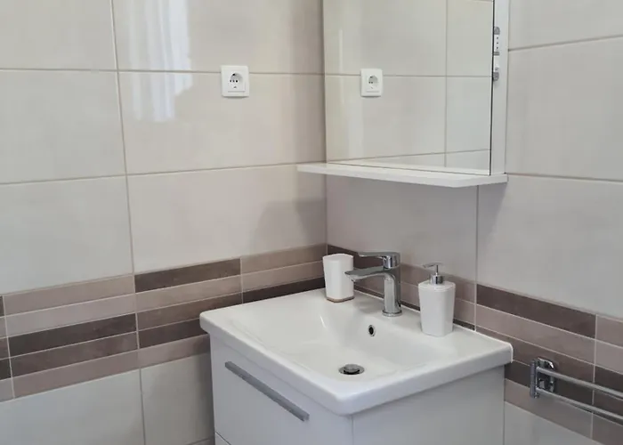 Vesna Avsec - *